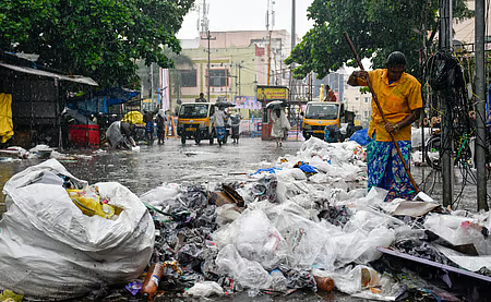தீபாவளியால் குவிந்த 750  டன் குப்பை கொட்டும் மழையில் அகற்றும் தூய்மை பணியாளர்கள்